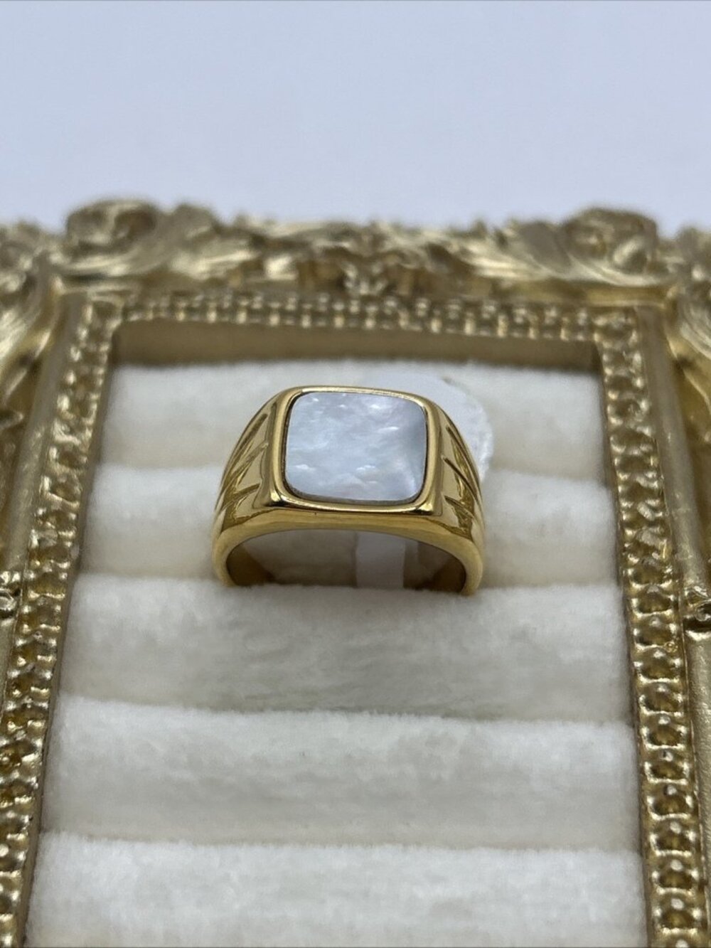 Vintage NOS Gold Tone Signet Ring Faux Mother of Pearl Size 7 Unisex Jewelry - Picture 3 of 16